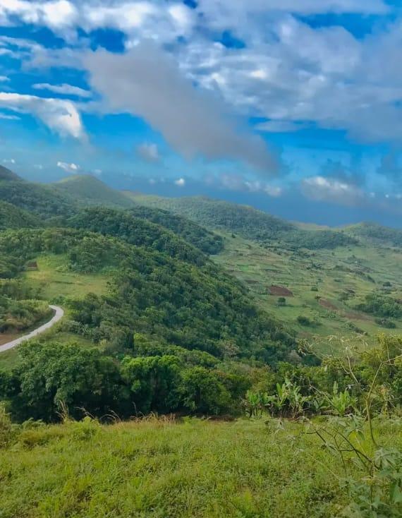 Vue panoramique du massif de La Grille et de sa route bétonnée, Maouéni-M'boudé